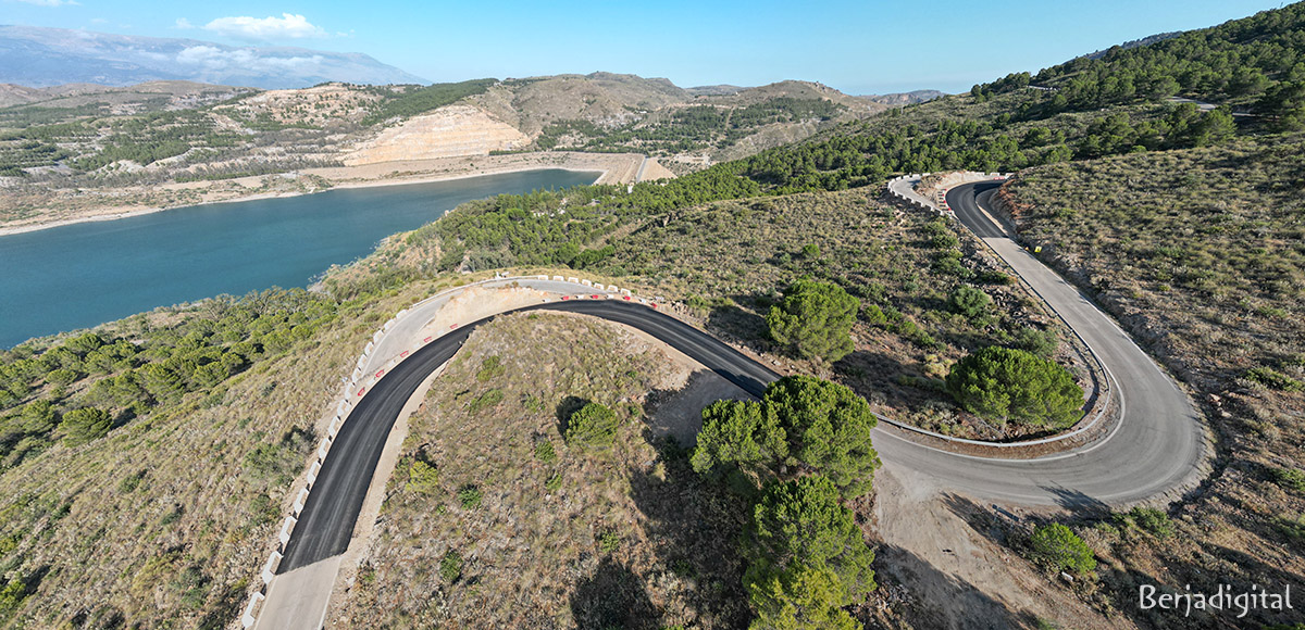 La Junta inicia el asfaltado de la carretera que conecta Berja y Turón por Benínar