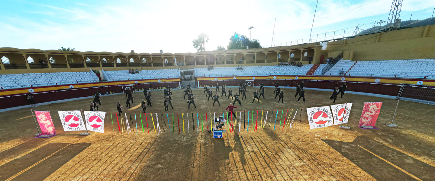 El Taichí despide su temporada con una multitudinaria clase en la Plaza de Toros de Berja