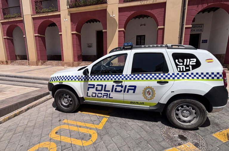 La Policía Local de Berja arresta a un hombre tras localizar varios vehículos forzados