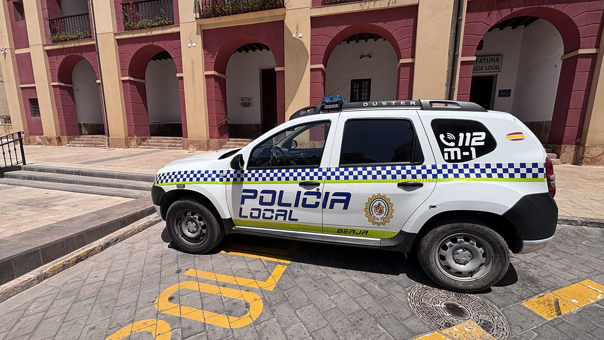 La Policía Local de Berja arresta a un hombre tras localizar varios vehículos forzados