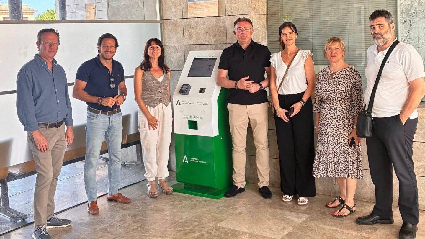 El apeadero de Berja estrena un punto de autorrecarga para títulos de transporte