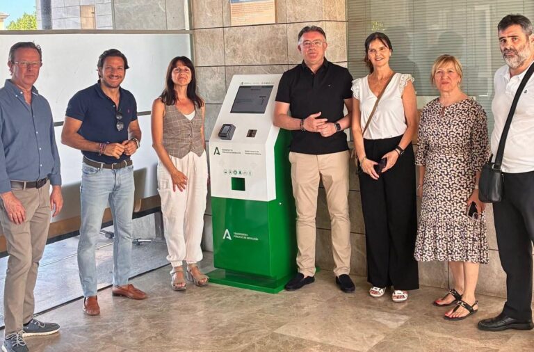 El apeadero de Berja estrena un punto de autorrecarga para títulos de transporte